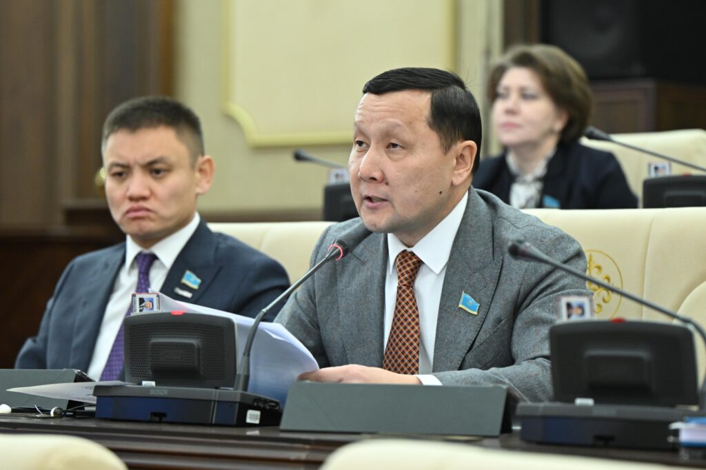 «Роды в наручниках и смерти за решёткой»: депутат заявил о пытках в казахстанских СИЗО