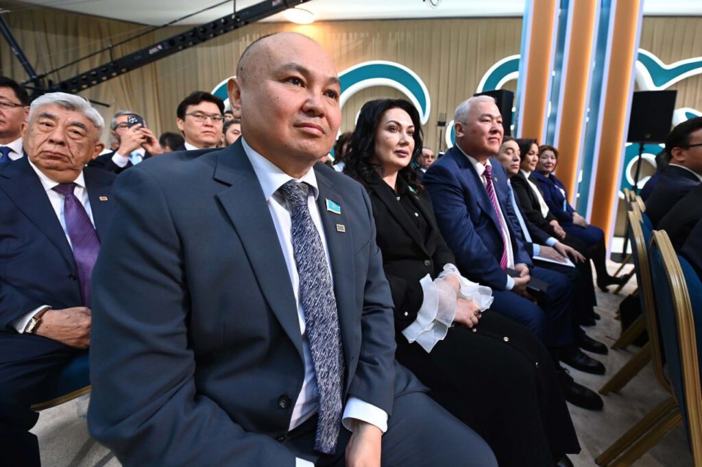 В однопалатный парламент Казахстана могут войти 145 депутатов