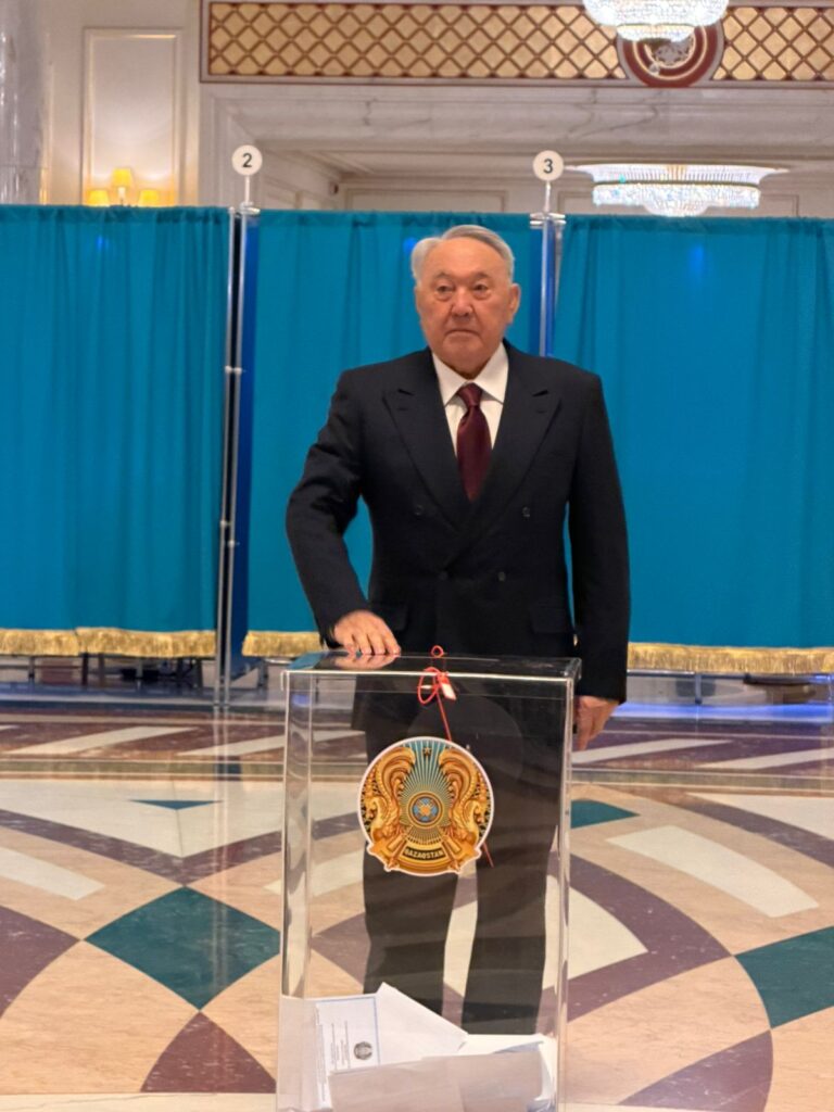 Нурсултан Назарбаев принял участие в голосовании на референдуме