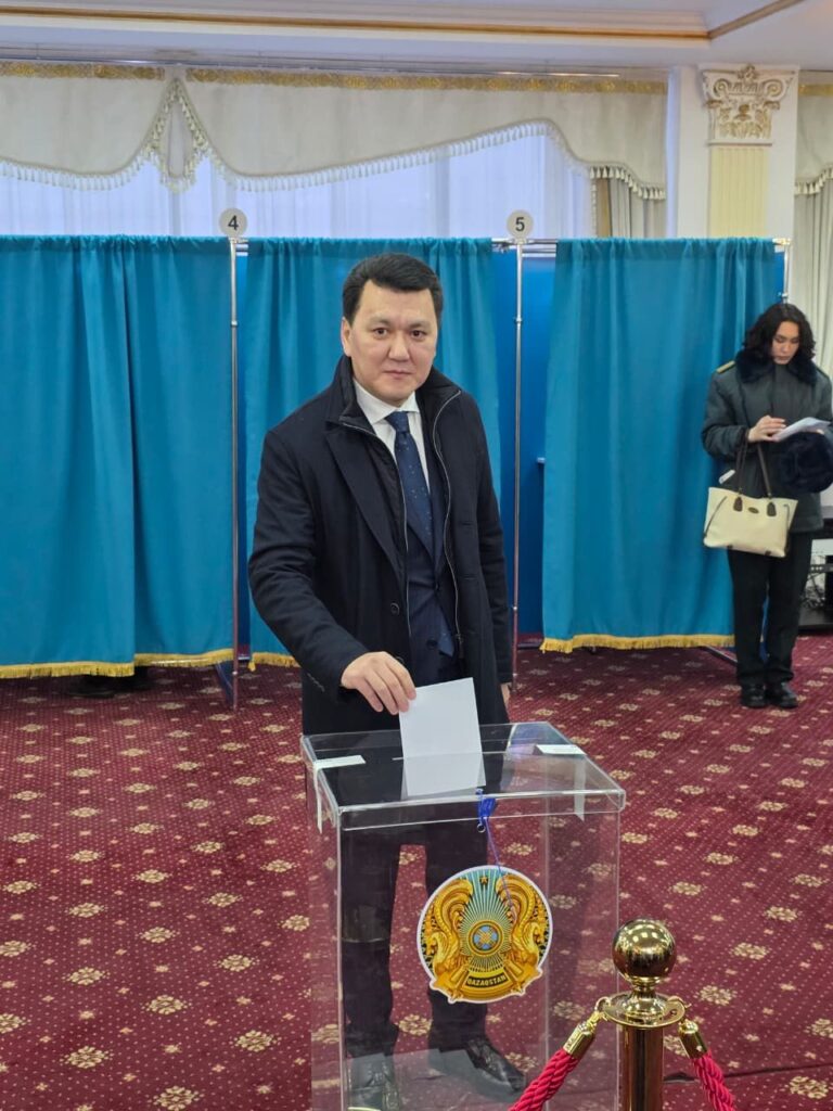 Ерлан Карин проголосовал на референдуме: “Это решение предопределяет будущее страны”