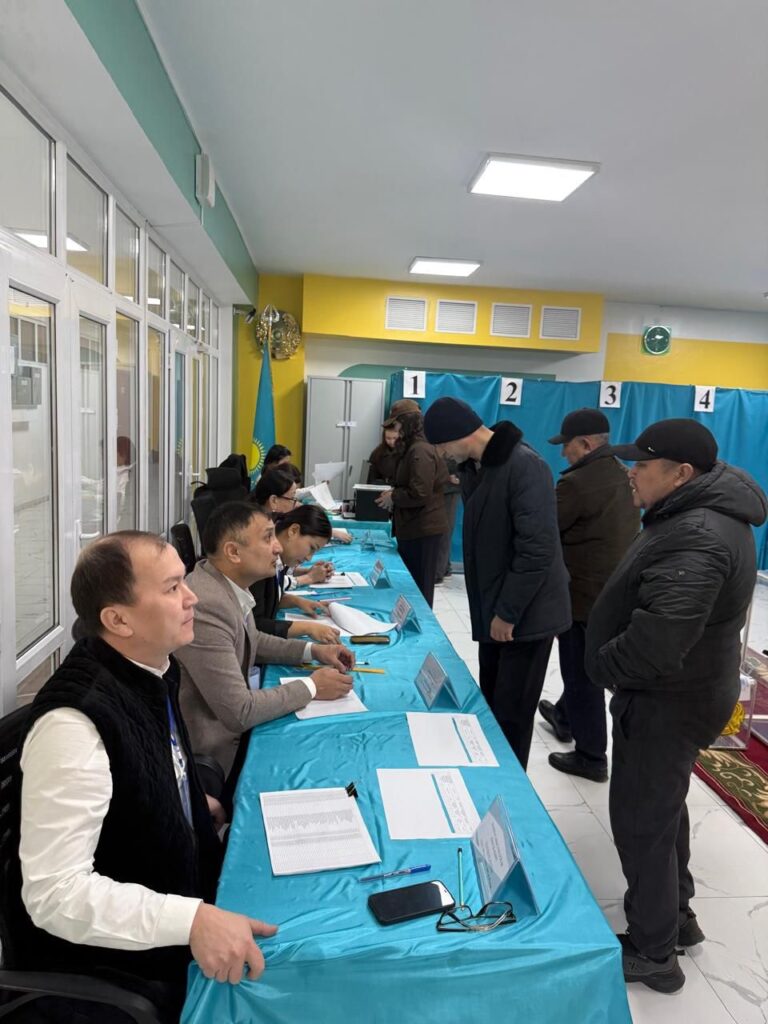 Алматылықтар референдумда таңертеңнен бастап дауыс беруде