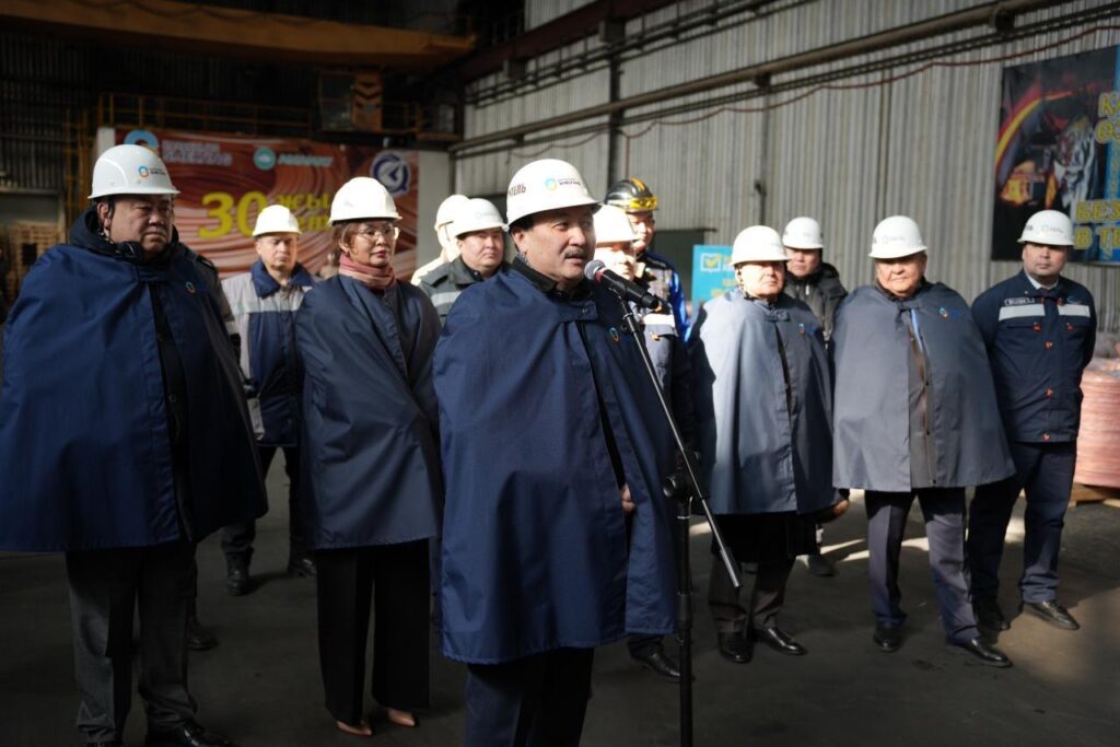 Зауыт жұмысшылары конституциялық реформаны қолдады