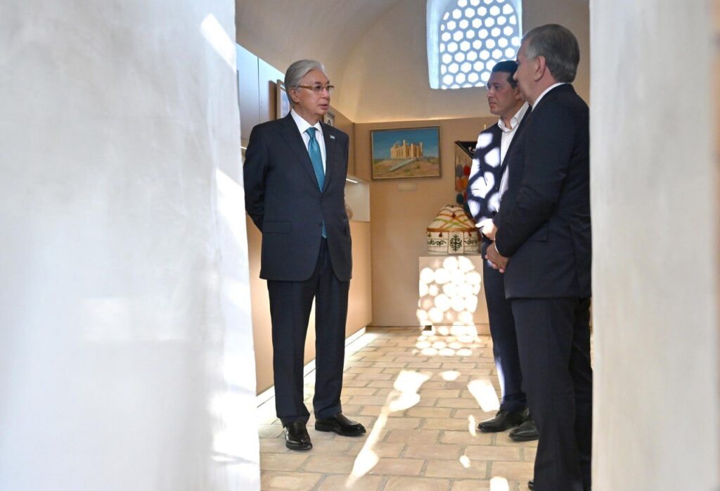 Қазақстан мен Өзбекстан президенттері Бұхараның тарихи орындарын аралап көрді