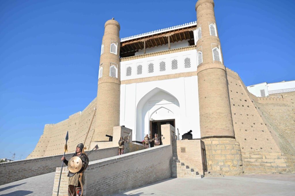 Қазақстан мен Өзбекстан президенттері Бұхараның тарихи орындарын аралап көрді