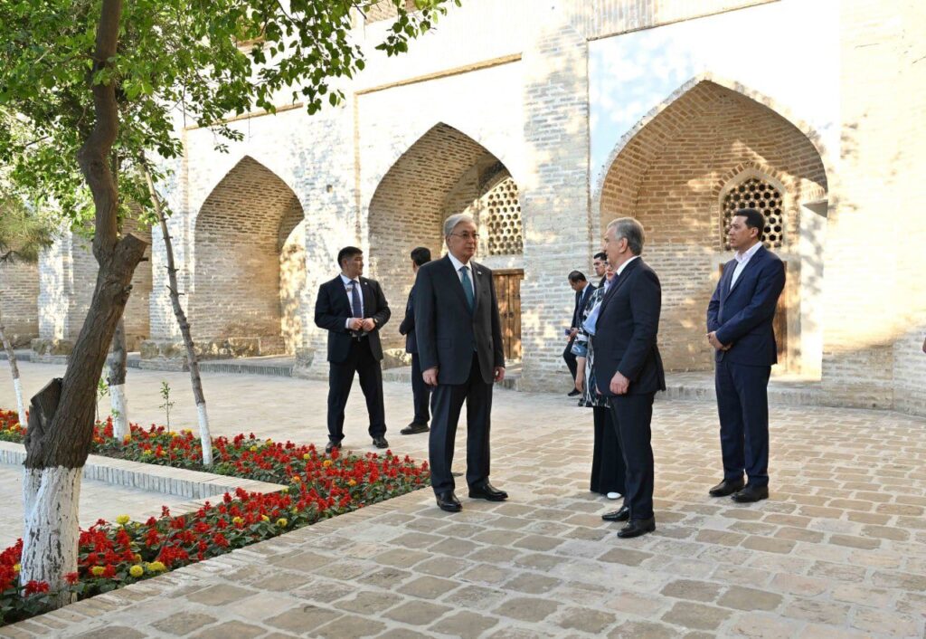 Қазақстан мен Өзбекстан президенттері Бұхараның тарихи орындарын аралап көрді