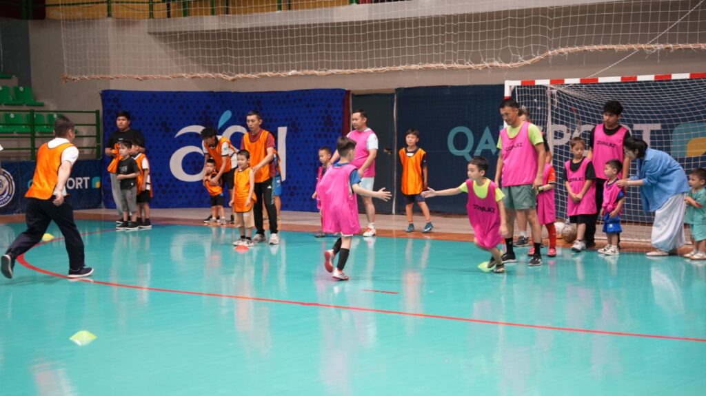 Әкелер күні мерекесінде футболдан шеберлік сабақ өтті