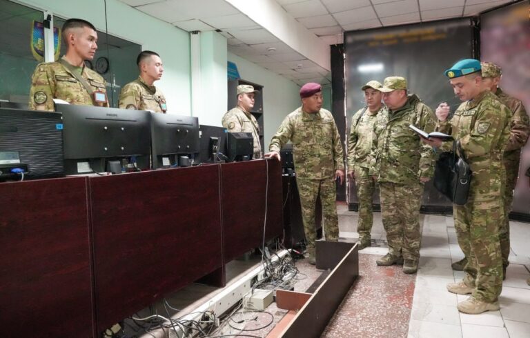 «Заман өзгерді ғой»: Қорғаныс министрі әскери бөлімдегі жағдайды тосыннан тексерді